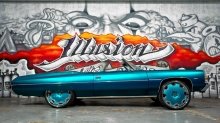 Яркий Chevrolet Impala рядом с аэрографией на стене